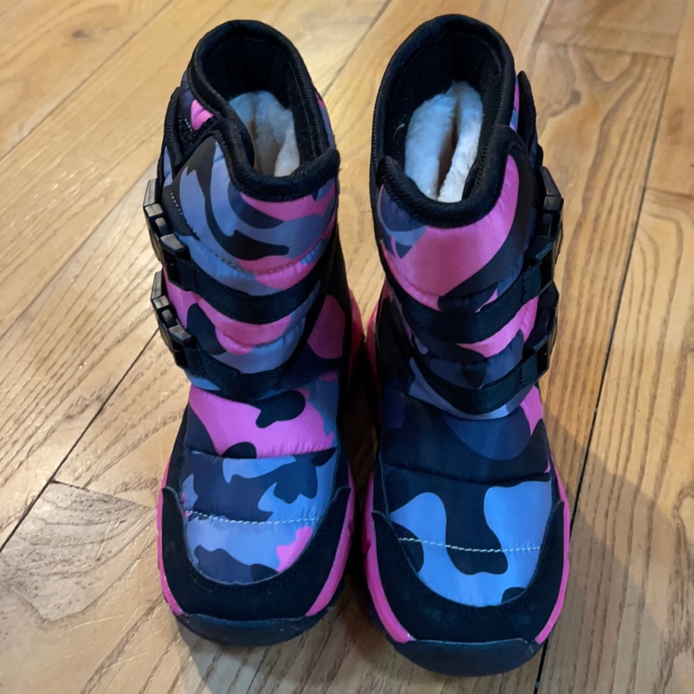 Kids snow boots - size 11, fits like a 10